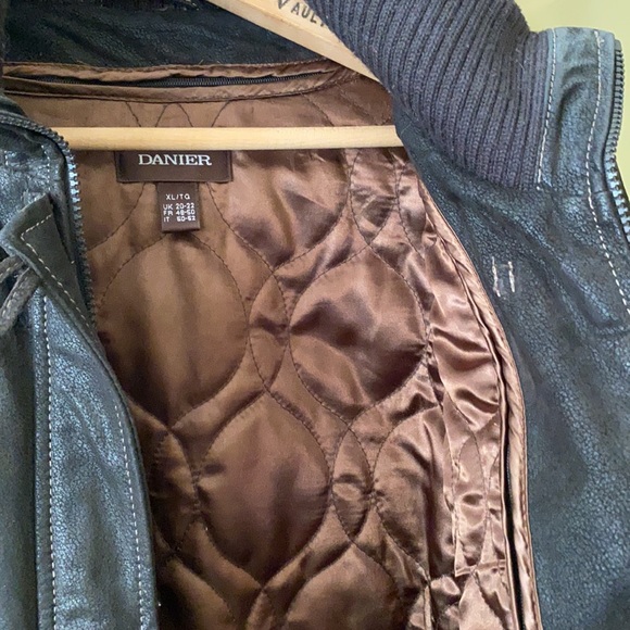 Danier leather coat with removable thinsulate liner - Picture 7 of 8